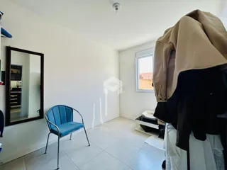 Ambiente interno com paredes brancas e piso de cerâmica.