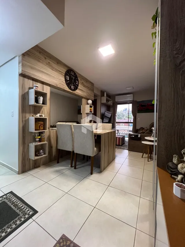 Interior de uma sala de estar com decoração em madeira e piso cerâmico.