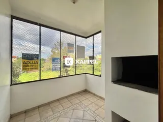 Vista da janela de uma sala com paisagem externa.