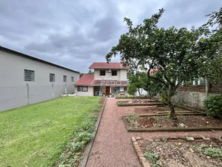 Vista externa de uma residência em Lajeado, Brasil, com jardim e caminho.