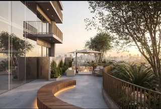 Vista da fachada moderna de uma residência com deck e jardim em Lajeado.