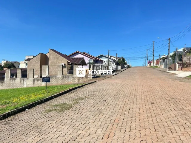 Vista da rua em Lajeado, Brasil, mostrando casas residenciais ao longo da via.