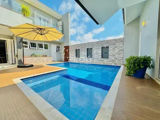 Vista da piscina e área externa de uma residência em Lajeado, Brasil.