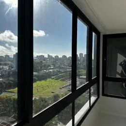 Vista panorâmica da paisagem urbana de Lajeado vista através de uma janela.