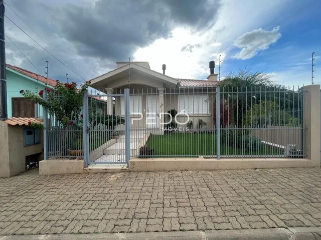Fachada de uma residência em Lajeado, Brasil, com cerca de metal.