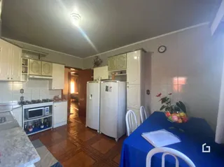 Interior de uma sala com armários brancos e piso de madeira.