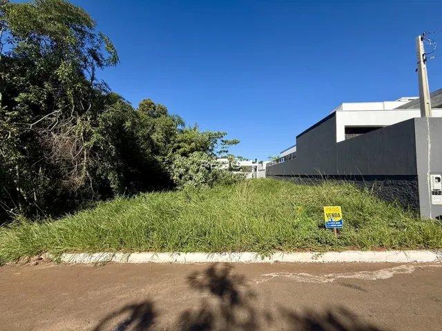 Vista externa de uma propriedade com vegetação e um edifício moderno em Lajeado.