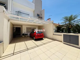 Fachada de uma residência em Lajeado, Brasil, com área externa pavimentada.