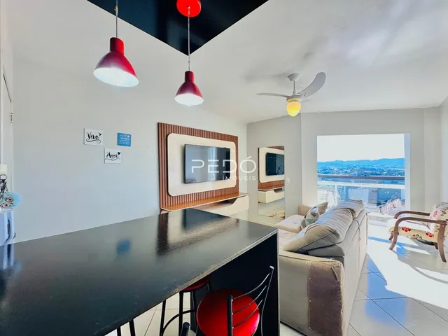 Sala de estar moderna com vista para a paisagem externa.