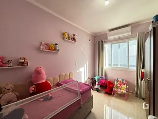 Quarto com decoração rosa e móveis de criança em Lajeado.