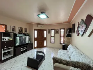 Sala de estar com sofá e televisão em um apartamento.