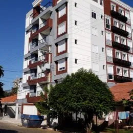 Fachada de um prédio residencial em Lajeado, Brasil, com vários andares e varandas.