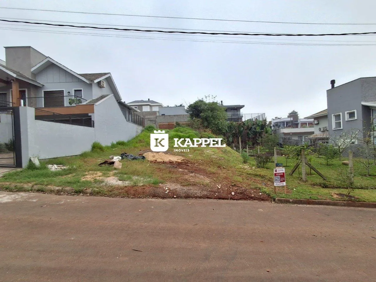Foto da fachada de uma residência em Lajeado, Brasil, com área gramada em frente.