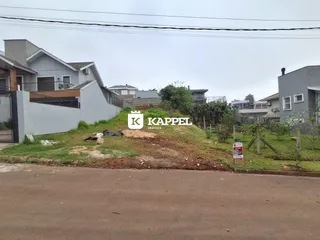 Foto da fachada de uma residência em Lajeado, Brasil, com área gramada em frente.