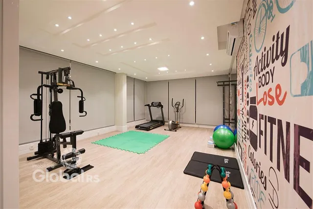 Foto de uma sala de ginástica ampla e iluminada em um imóvel.