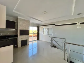 Sala de estar com lareira e piso de porcelanato claro em um imóvel no Brasil.