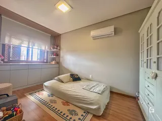 Quarto com cama e armário em um apartamento.