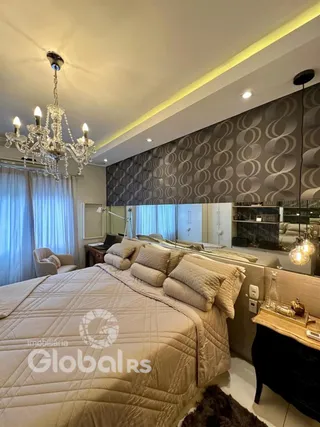 Quarto com cama grande e decoração elegante.