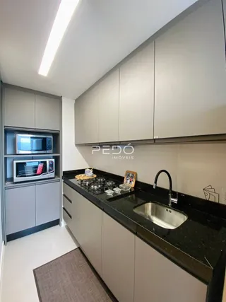 Foto de uma cozinha moderna com armários superiores e inferiores.