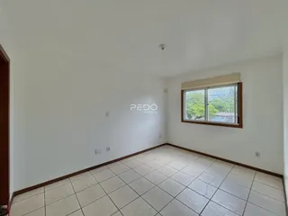 Ambiente interno de uma sala com piso de cerâmica clara.