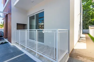 Fachada moderna de uma residência em Lajeado, Brasil, com varanda de metal.