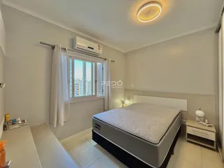 Quarto com cama e janela em um imóvel no Brasil.