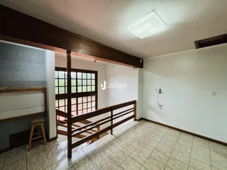 Um corredor com piso de cerâmica e grade de madeira.