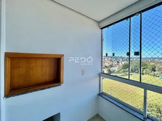 Vista interna de uma parede branca com uma janela que oferece uma paisagem verde.