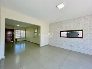 Vista de um corredor interno com piso de cerâmica e parede texturizada.