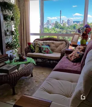 Sala de estar com vista para a paisagem da cidade.