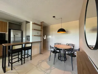 Ambiente interno com mesa de jantar e bancada na residência.