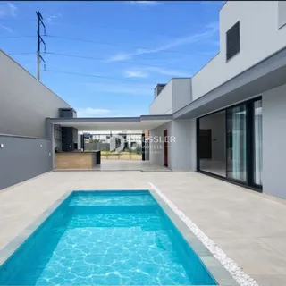 Vista externa de uma piscina e área de lazer de uma residência em Lajeado.