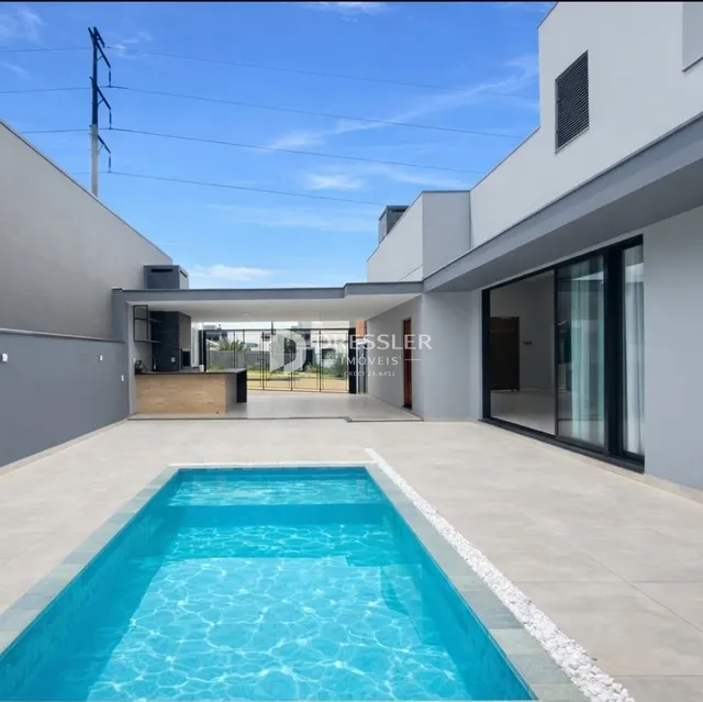 Vista externa de uma piscina e área de lazer de uma residência em Lajeado.