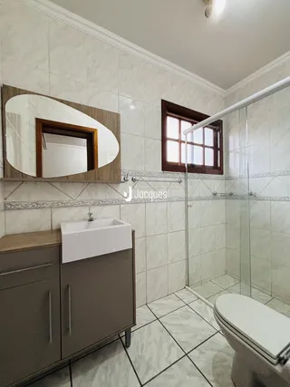 Foto de um banheiro moderno com piso de cerâmica e box de vidro.