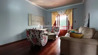 Uma sala de estar com paredes azuis e piso de madeira.