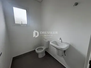 Foto de um banheiro interno com vaso sanitário e pia.