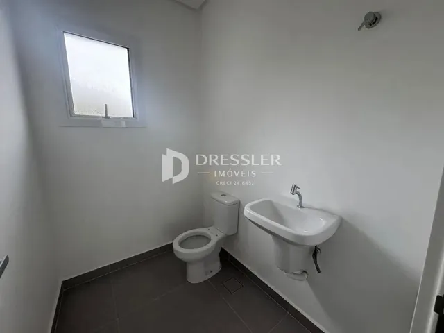 Foto de um banheiro interno com vaso sanitário e pia.