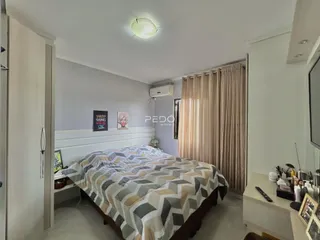 Quarto com cama e cortinas em um imóvel no Brasil.