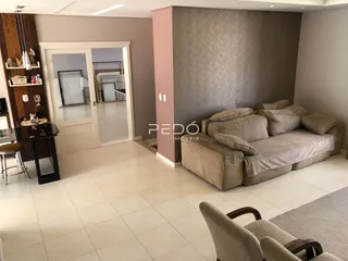 Sala de estar com sofá e piso de cerâmica.