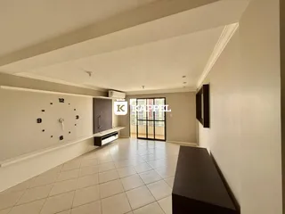 Esta é uma foto de uma sala ampla com piso de cerâmica e detalhes arquitetônicos brancos.
