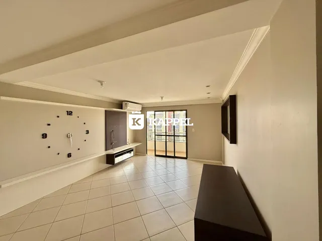 Esta é uma foto de uma sala ampla com piso de cerâmica e detalhes arquitetônicos brancos.