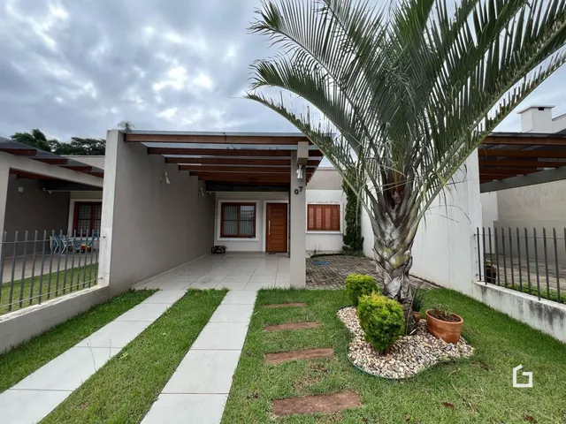Vista externa de uma residência com jardim e palmeira em Lajeado, Brasil.