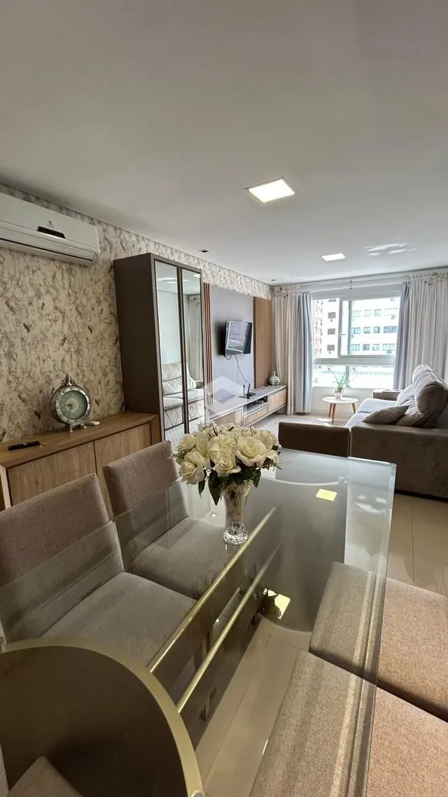 Sala de estar moderna com sofá e divisória de vidro.