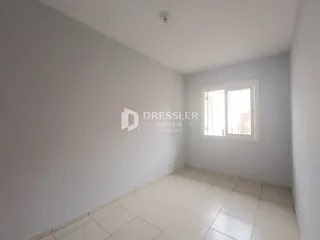Ambiente interno com paredes brancas e piso de cerâmica.