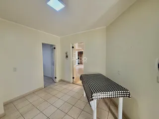 Hall com piso de cerâmica e portas de acesso.