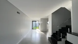 Vista do corredor interno de um apartamento moderno.