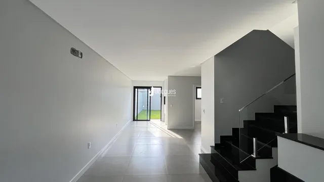 Vista do corredor interno de um apartamento moderno.
