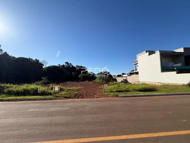 Vista da fachada de uma casa branca com vegetação ao fundo em Lajeado, Brasil.
