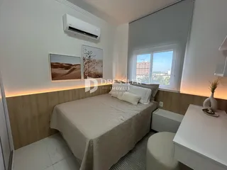 Quarto com cama e janela em um apartamento.