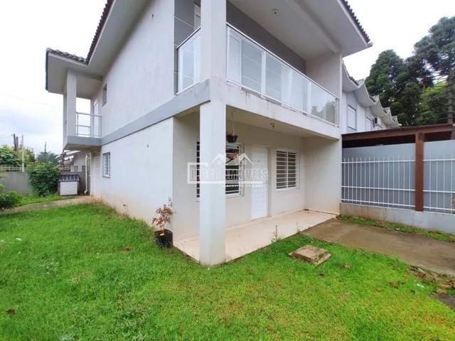 Fachada de uma casa residencial em Lajeado, Brasil, com jardim gramado.
